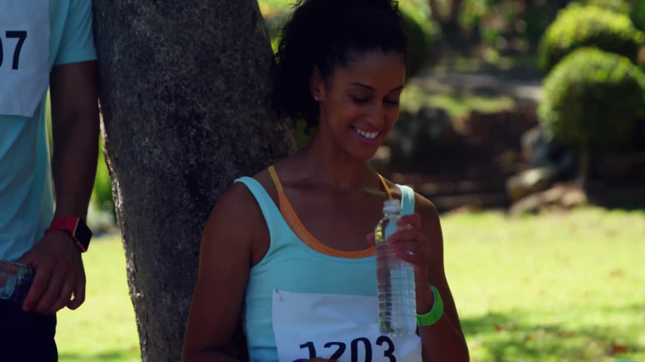 Maratoneti che fanno una pausa 4k