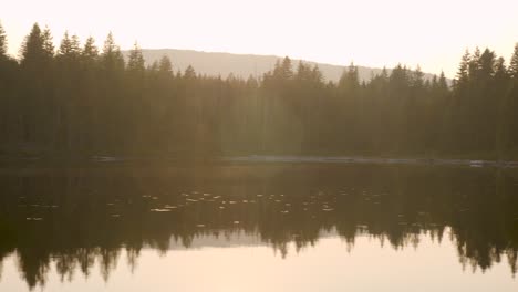 Plano-General-Panorámico-A-Través-De-Un-Lago-Al-Atardecer