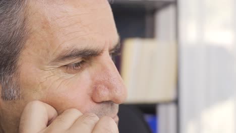 el hombre maduro se vuelve reflexivo y pensativo.