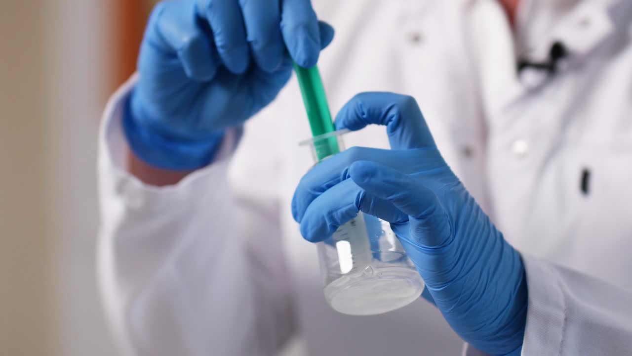 se extrae una jeringa - guantes azules y habitación estéril