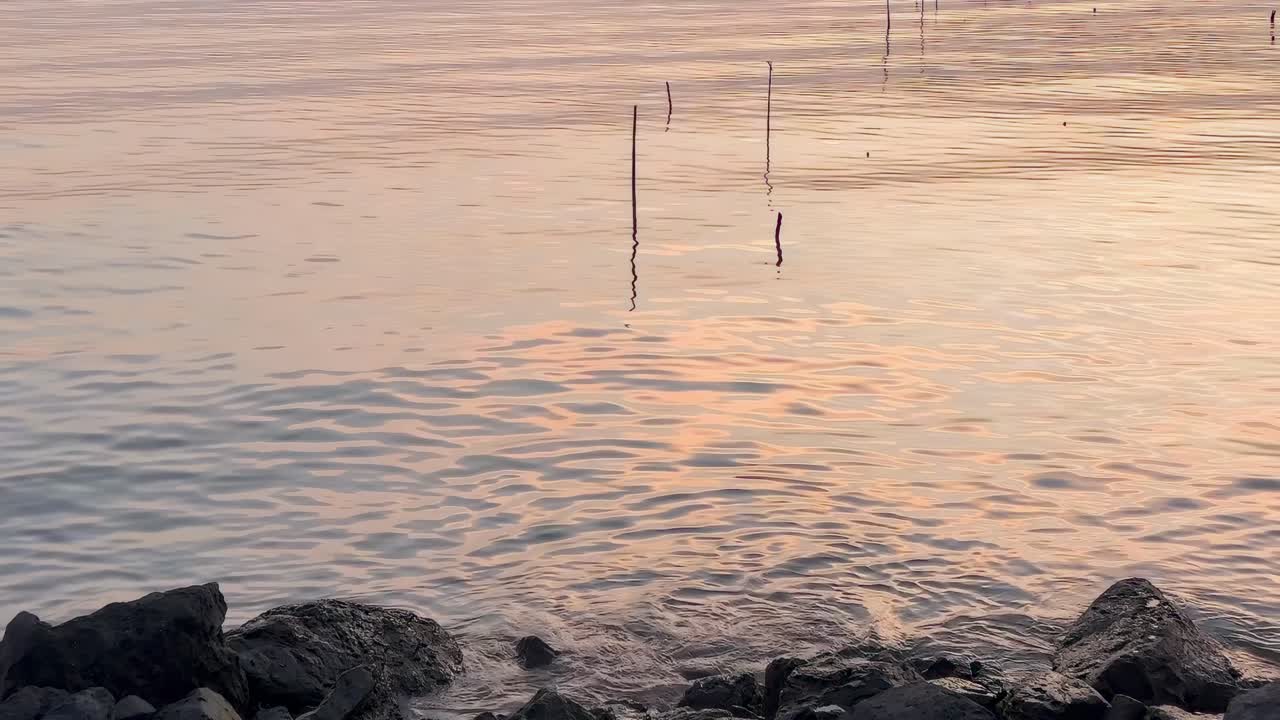 멀리 보트와 해가 지는 평온한 바다