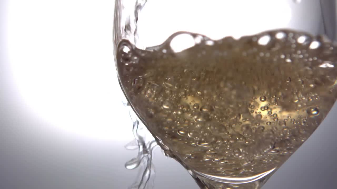 Vino bianco versato in bicchiere da vino