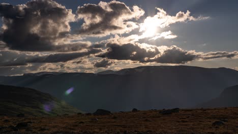 Der-Sonnenstern-Ragt-Durch-Die-Dunklen,-Stürmischen-Wolken-Empor