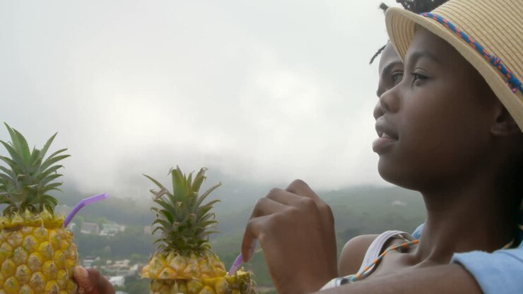 Vista laterale di una coppia afroamericana che si rilassa sulla spiaggia 4K