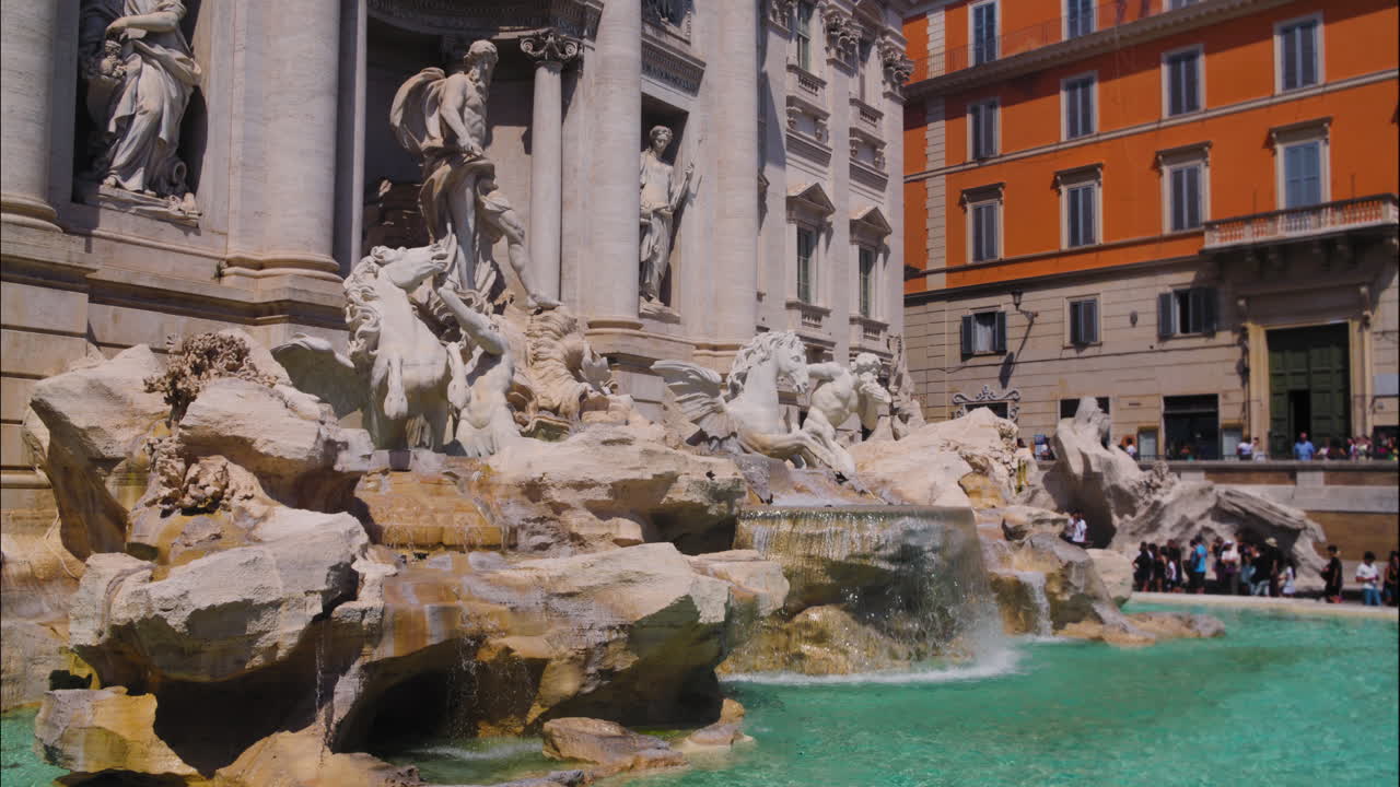 De iconische Trevifontein in Rome, Italië op een zonnige dag.