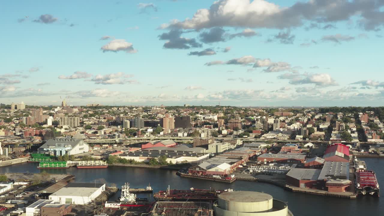 멀리 고와누스 고속도로가 있는 브루클린 뉴욕시의 산업 지역 위로 공중 철수