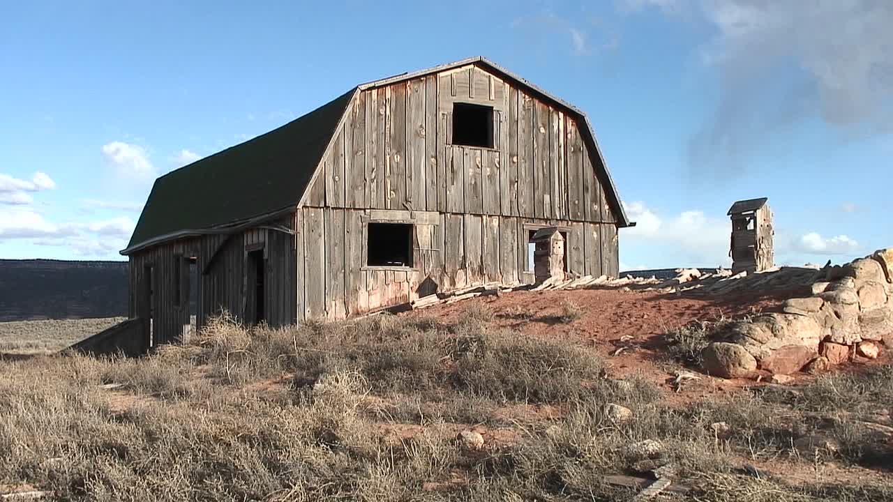 plano medio de un granero abandonado en las afueras de moab, utah