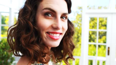 mujer sonriente de pie en un restaurante