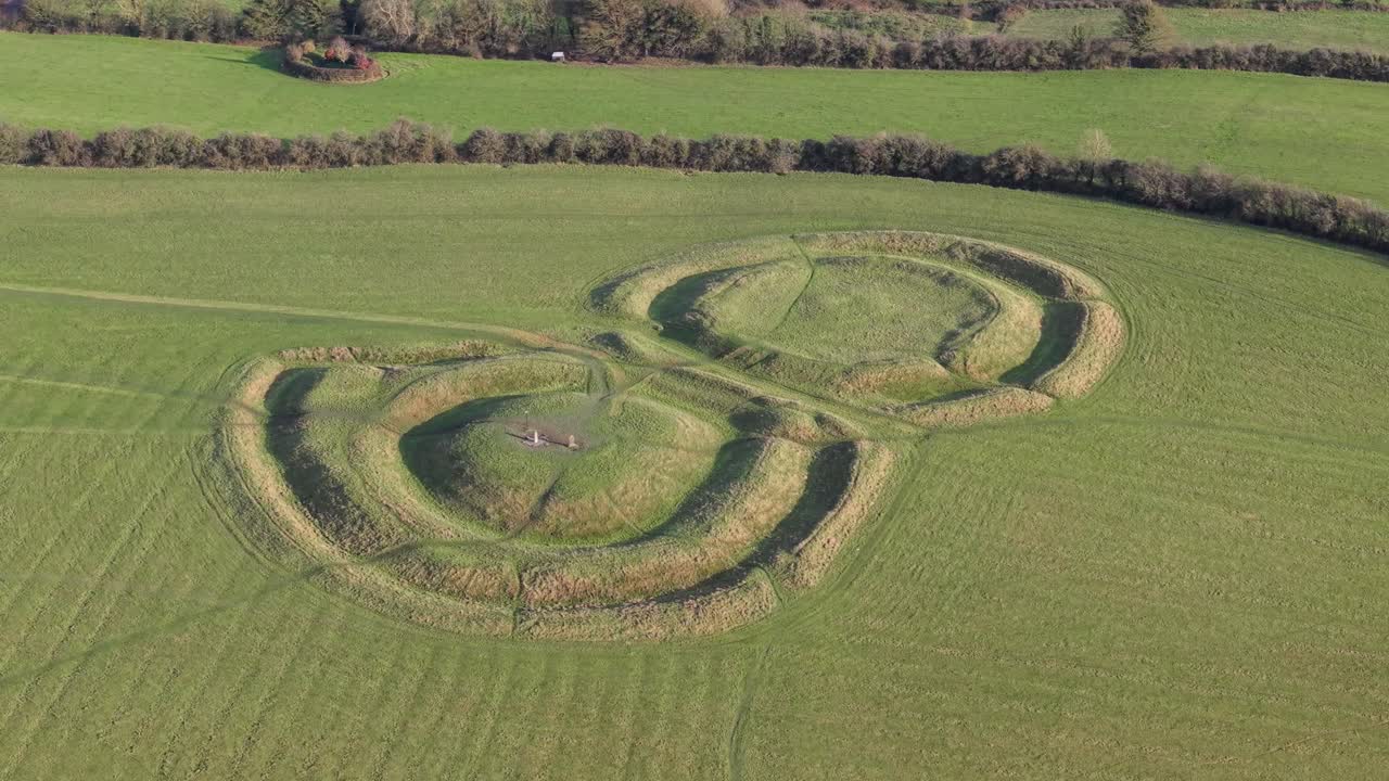 la antigua colina de tara, el paisaje exuberante, la atmósfera serena, la perspectiva aérea