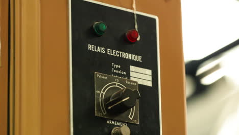 Detalles-Del-Relé-Electrónico-Con-Interruptor-Pulsador-Fuera-De-La-Caja-Del-Panel---Cámara-Lenta,-Deslizador-A-La-Izquierda
