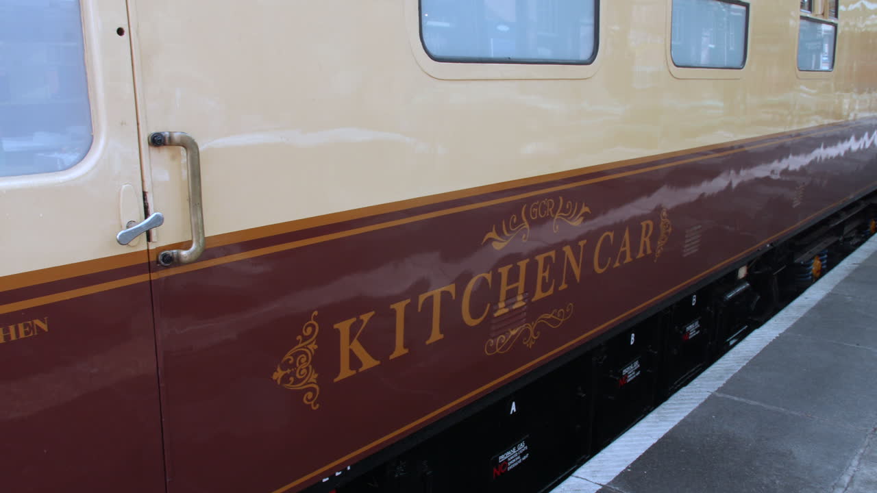 Una carrozza ristorante d'epoca di un treno a vapore in una stazione ferroviaria