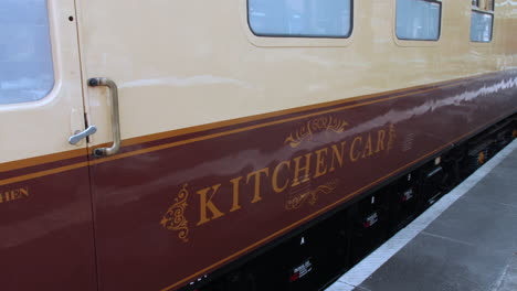 un carro de cocina vintage de un tren de vapor en una estación de tren