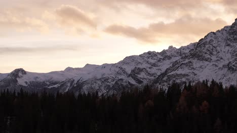 Invierno-En-Valmalenco-De-Valtellina-Al-Atardecer,-Drone-Aéreo-Pan-Up