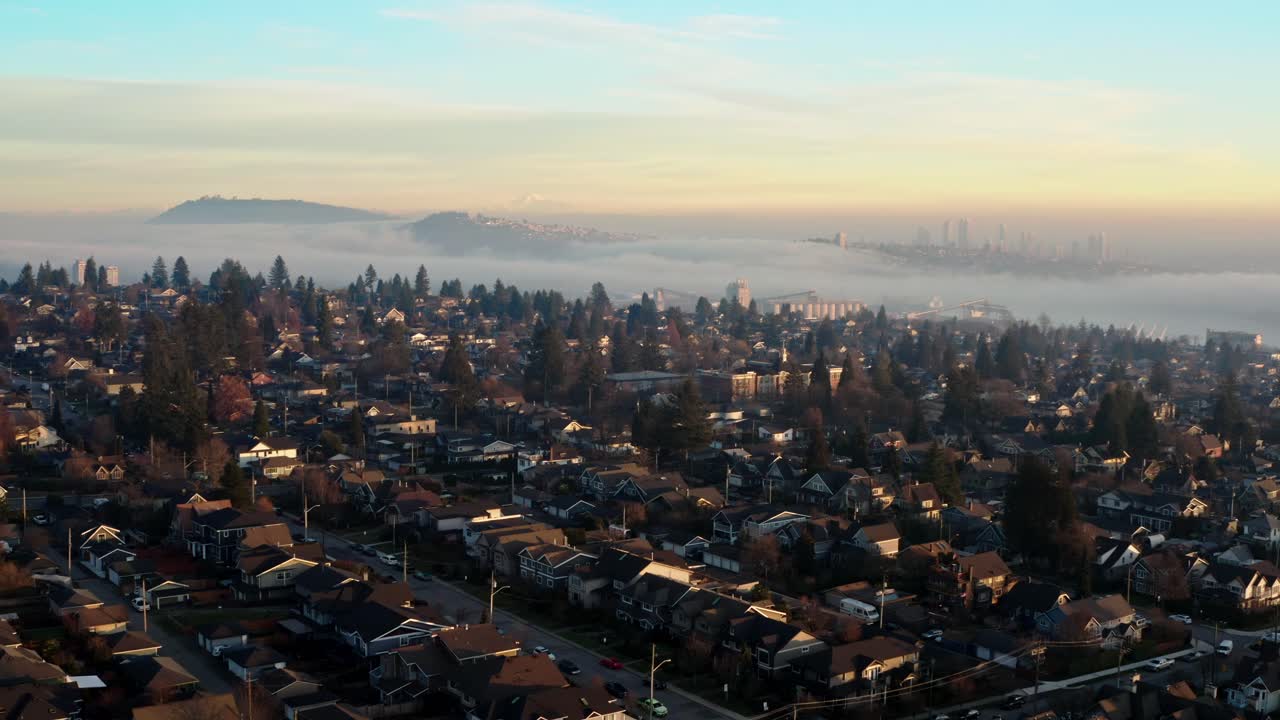 캐나다 브리티시 컬럼비아에 있는 노스 밴쿠버의 광활한 도시 경관과 복합 단지는 밝은 클라우드스케이프 전망 아래 라이온스 게이트 병원을 내려다보고 있습니다.