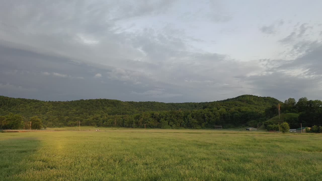 구름 은 하늘 아래의 시골 풍경