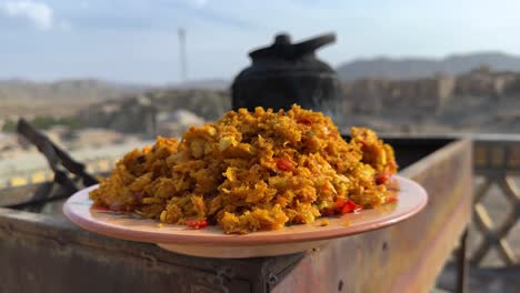 Pan-Seco-Empapado-En-Comida-Persa-Líquida-Deliciosa-Cocina-Iraní-En-El-Campo-Rural-Del-Centro-De-La-Ciudad-En-El-Medio-Oriente-Asia-La-Ciudad-Vieja-Ciudad-De-Ladrillos-De-Barro-En-El-Fondo-Paisaje-Climático-De-Montaña-Vista-Panorámica