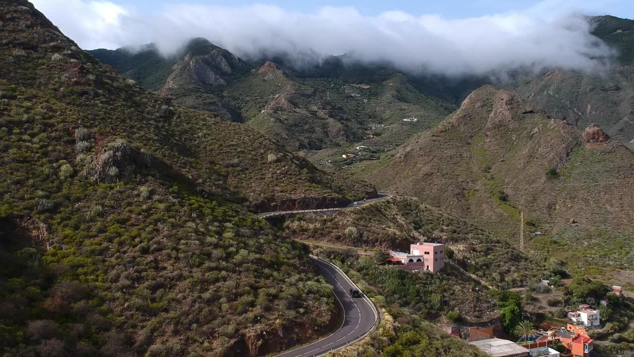 sinuosas carreteras de montaña y majestuoso valle de la isla de tenerife, vista aérea descendente