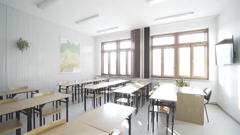 piccola aula del liceo con il sole mattutino