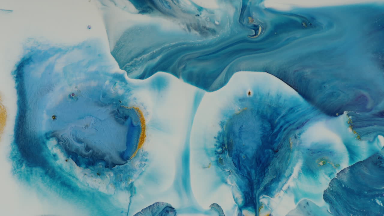 Esplosione liquida astratta di colori blu e bianco