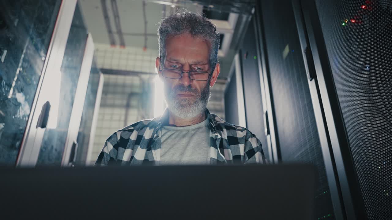 técnico que trabaja en una sala de servidores
