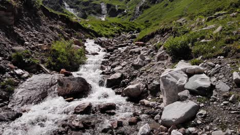 arroyo rocoso que fluye hacia la montaña cerca de stausee wasserfallboden en kaprun, austria