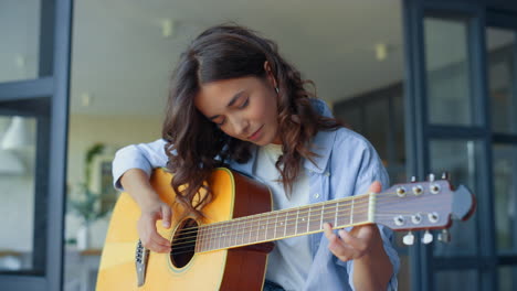 Mädchen-übt-Musik-Auf-Der-Gitarre.-Gitarristin-Spielt-Akkorde-Auf-Der-Gitarre