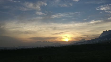 Experimente-El-Encantador-Amanecer-Sobre-El-Cerro-De-La-Silla-En-Este-Fascinante-Timelapse