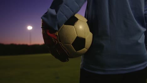 Weiblicher-Fußballspieler,-Der-Den-Ball-Auf-Dem-Fußballplatz-Hält.-4k