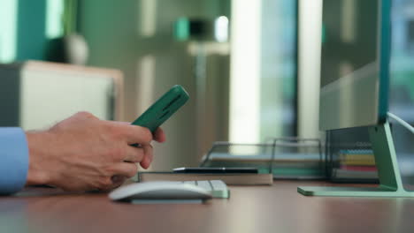 el jefe usa un teléfono inteligente para leer el mensaje de cerca. la persona chequea la notificación.