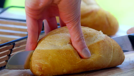 Detailaufnahme,-Baguettebrot-Schneiden