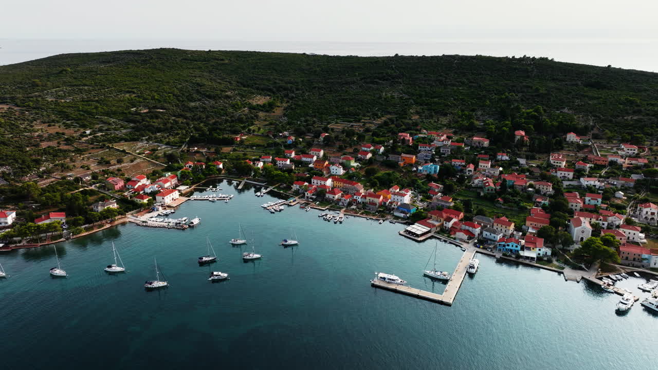 una toma aérea cinematográfica que establece la isla de ilovik, croacia, y la impresionante costa