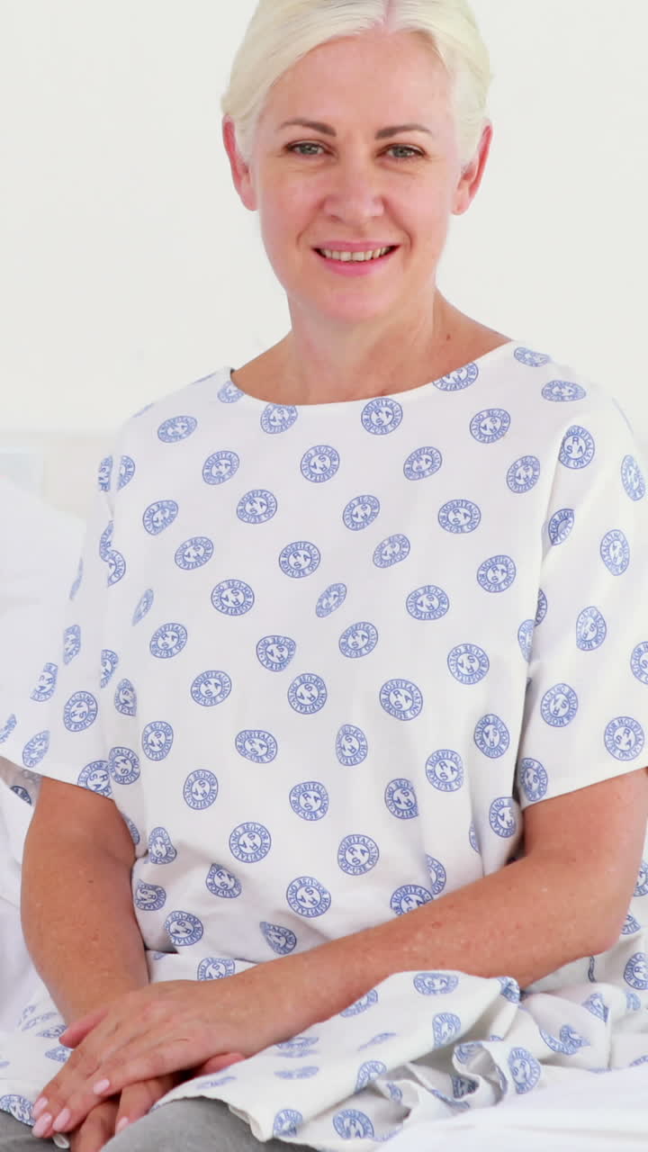 paciente sentado en una cama médica