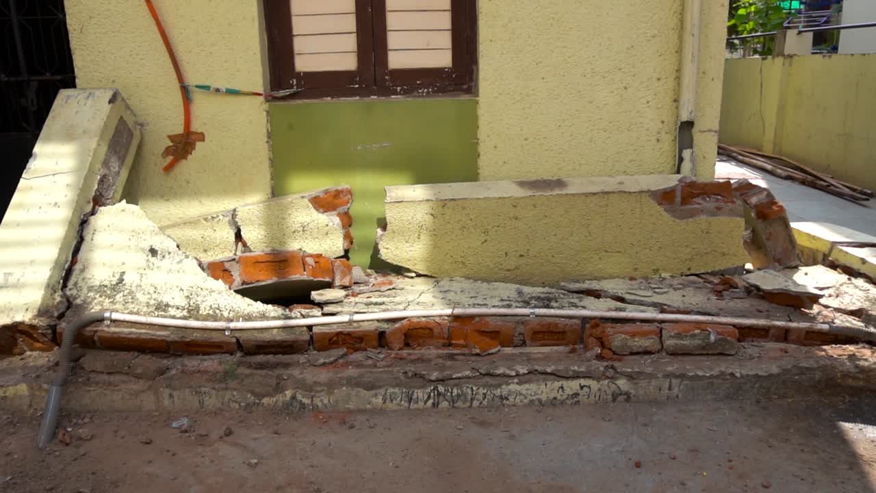 Muro di casa gravemente danneggiato.