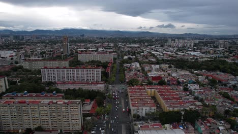 Disparo-Frontal-De-Drones-De-La-Avenida-Principal-Que-Cruza-El-Complejo-Urbano-De-Tlatelolco-En-La-Ciudad-De-México