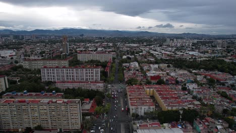 tomada frontal de un dron de la avenida principal que cruza el complejo urbano de tlatelolco en la ciudad de méxico