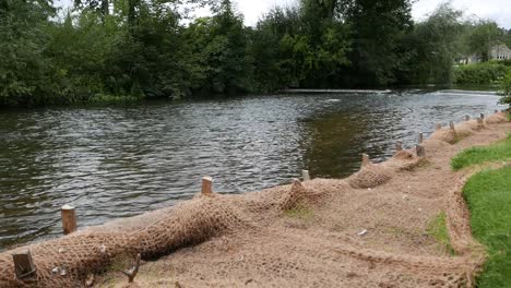 Anti-Erosionsmatten-Entlang-Der-Flussbrücke