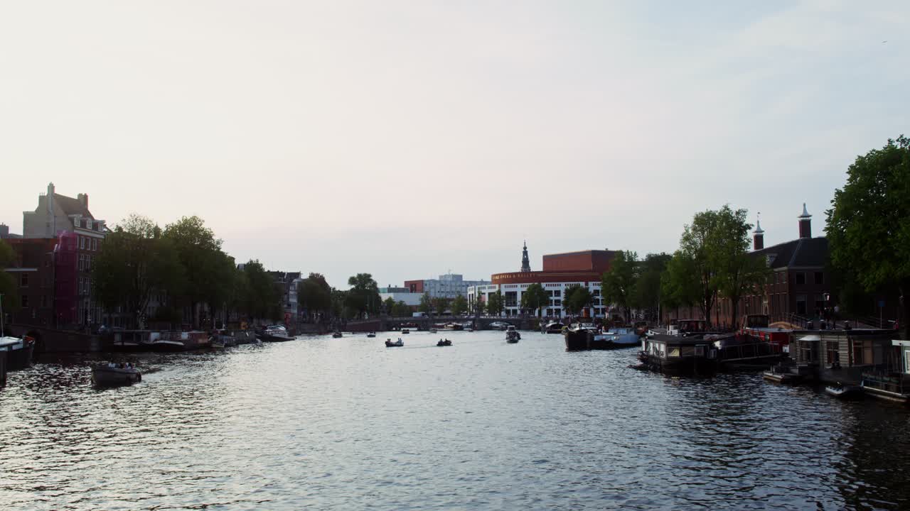 암스테르담 운하 장면