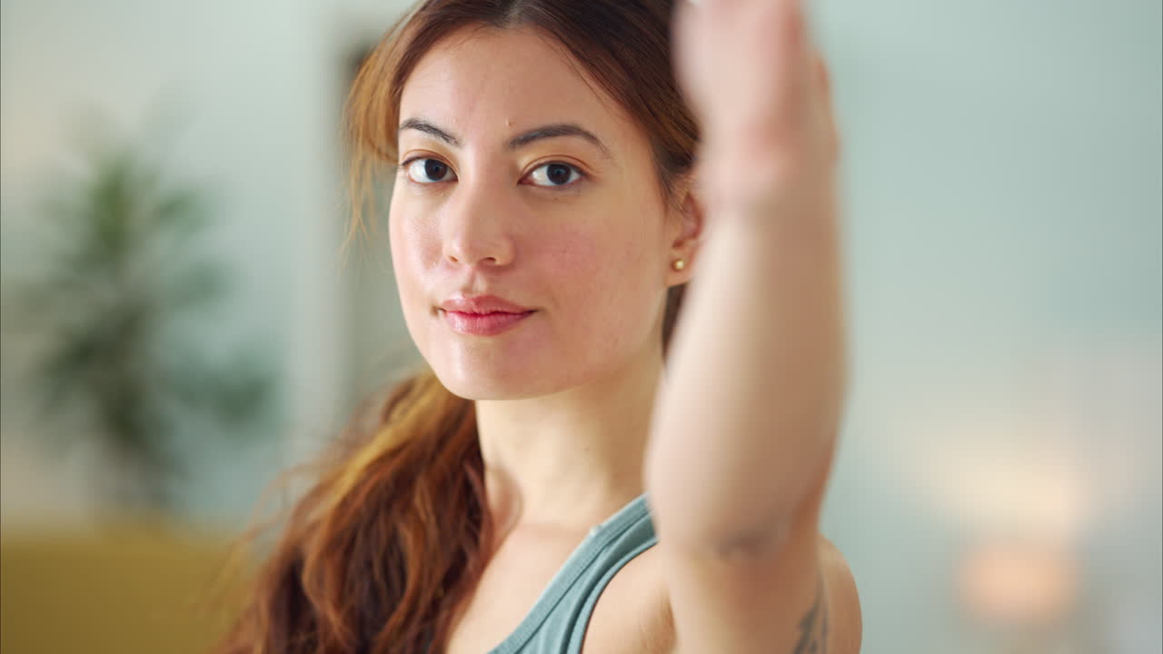 피트니스, 요가 또는 집 생활에서 스트레칭하는 여성