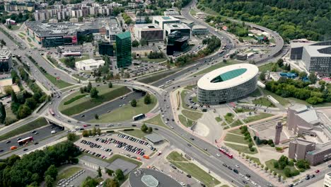 vilnius, lituania - julio de 2019: vista aérea del anillo de la carretera y el movimiento circular en el distrito comercial de vilnius.