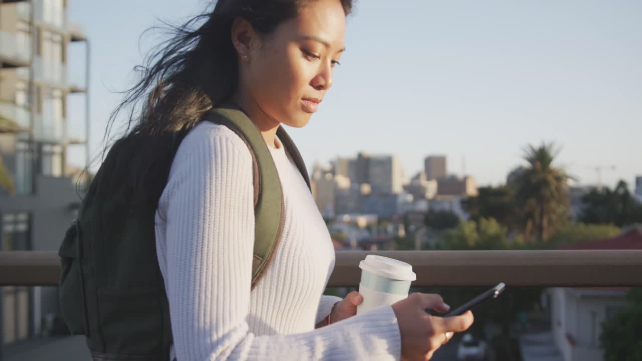 거리에서 스마트폰을 사용하는 혼성 인종 여성