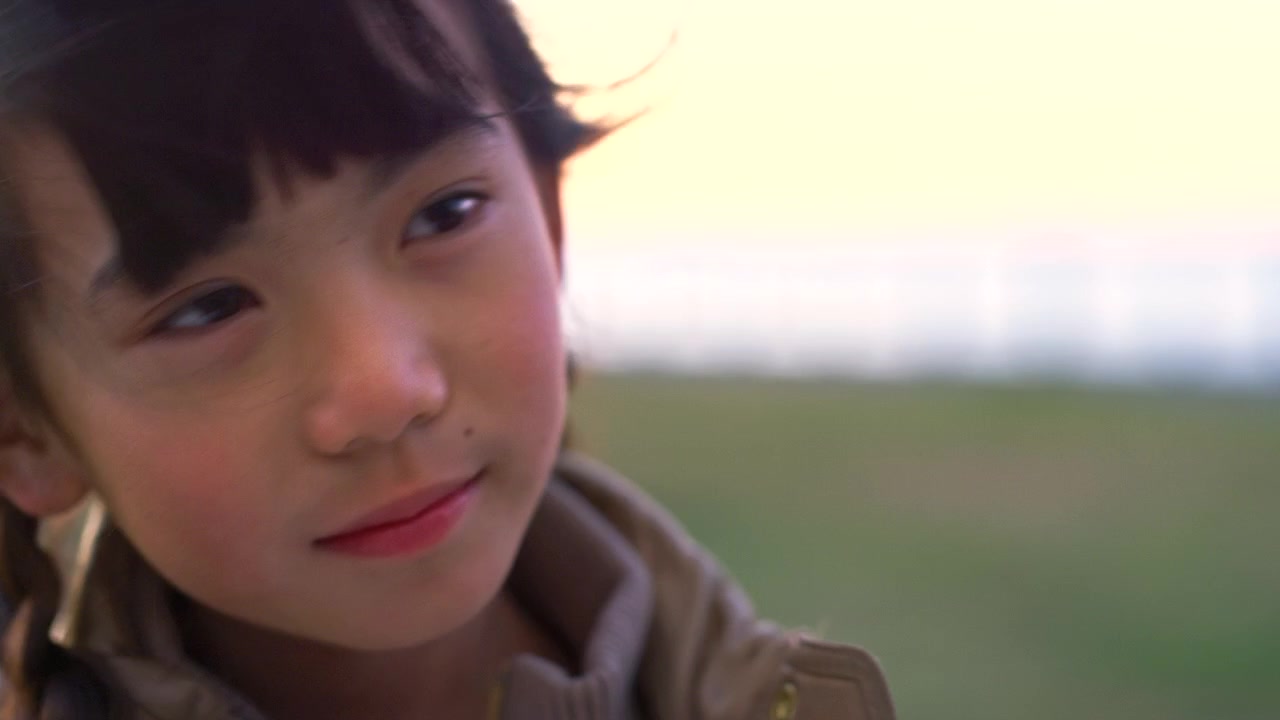 遠くを見つめる少女のクローズアップポートレート