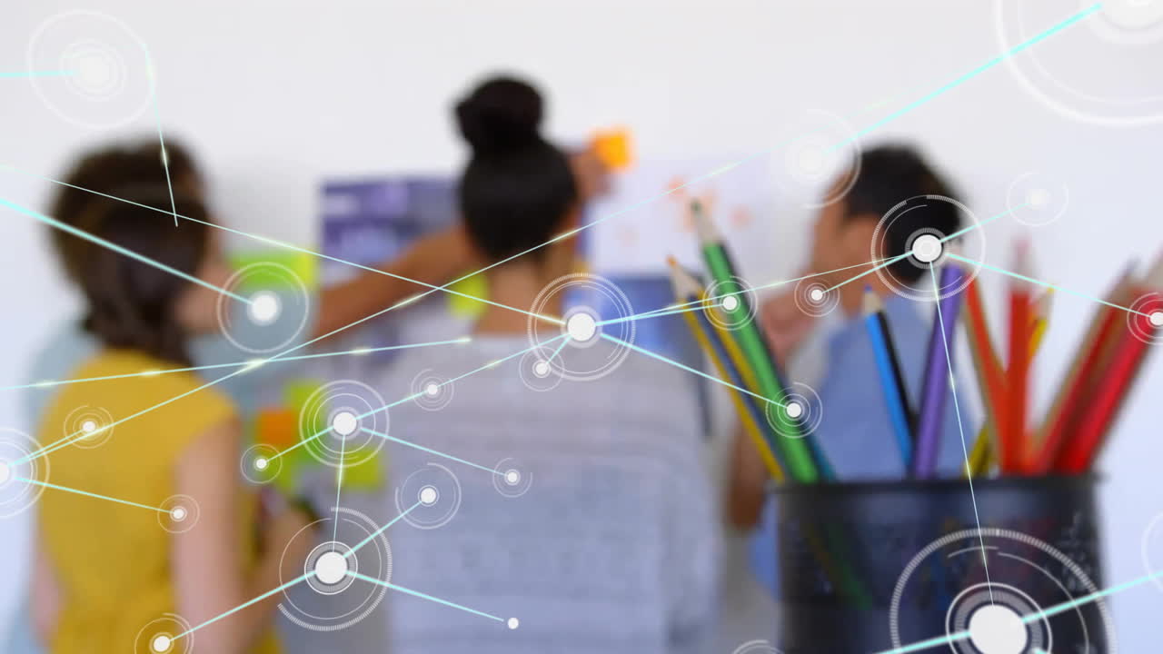 사무실에서 다양한 사업가들과의 아이콘과의 연결 네트워크의 애니메이션