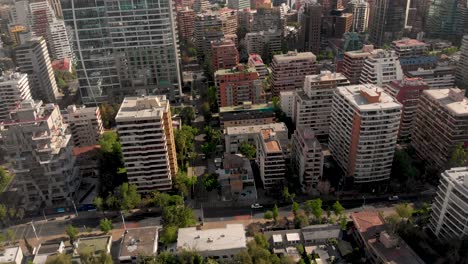 panorama aéreo de edificios de apartamentos en el distrito de lujo de santiago de chile-4k