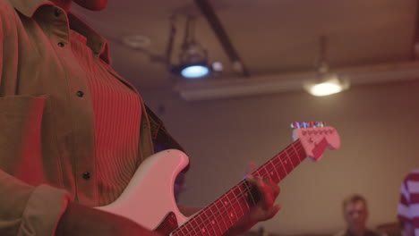 Niña-Tocando-La-Guitarra-Durante-Un-Ensayo-De-La-Banda-En-El-Estudio-De-Grabación-1