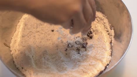 mezclar harina de caramelo y azúcar de caña para hacer masa de caramelo para hacer galletas navideñas y de halloween