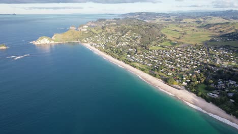 vista aérea de una ciudad costera y una playa