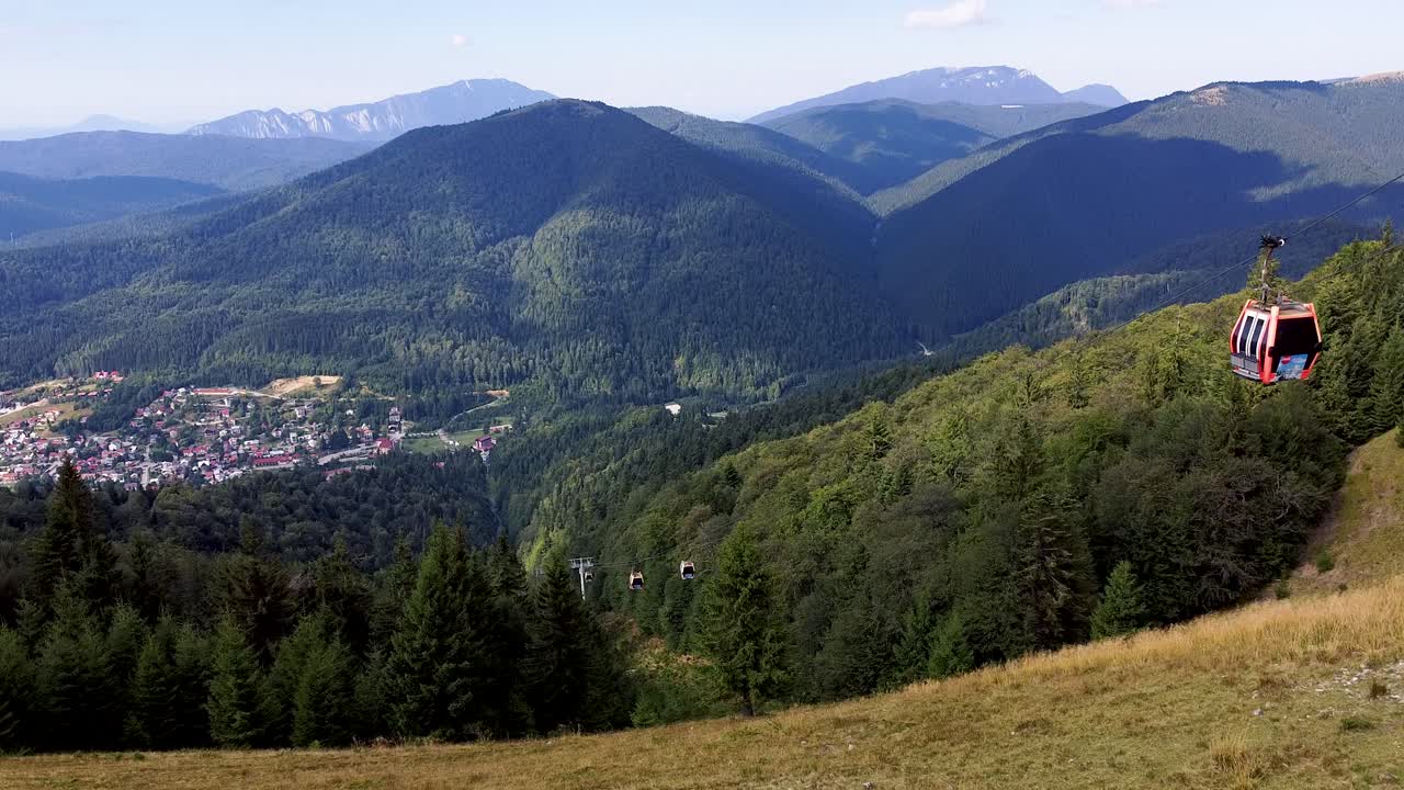 teleférico con pueblo de montaña al fondo
