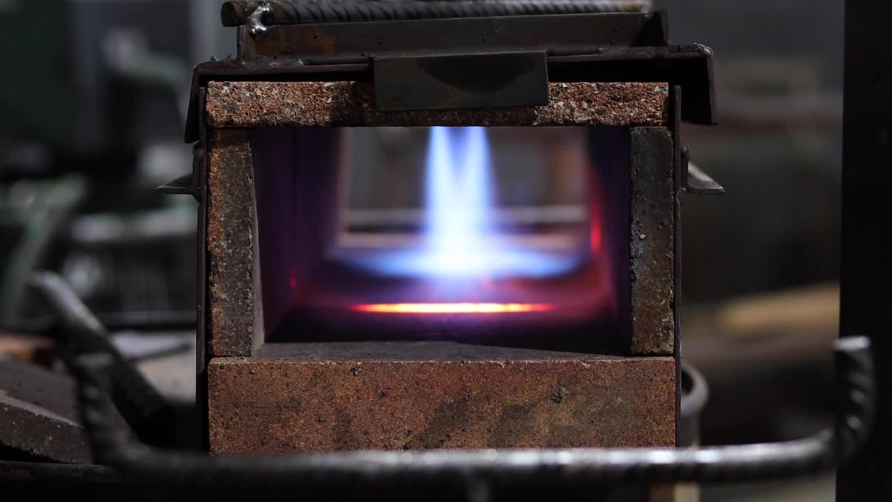 작업실에서 오븐에서 금속 세부 사항 연소