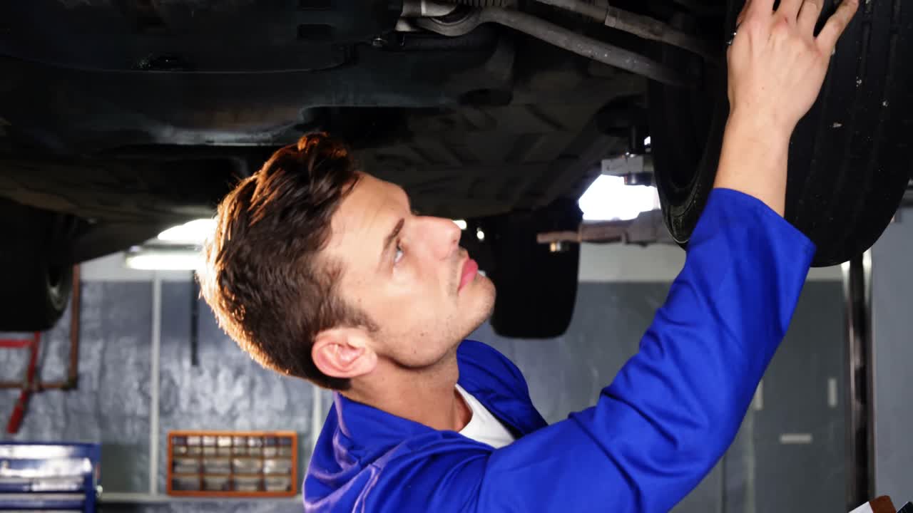 mecánico escribiendo en el clipboard en el taller de reparación