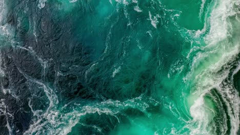 las olas de agua del río y el mar se encuentran durante la marea alta y la marea baja.